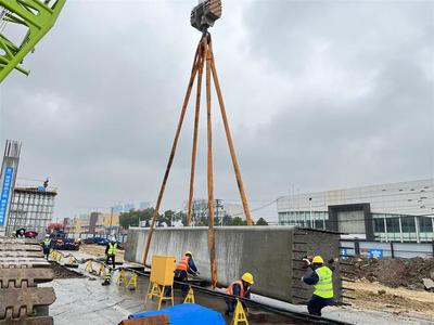 湖北省首座裝配式橋梁預(yù)制墩柱吊裝成功