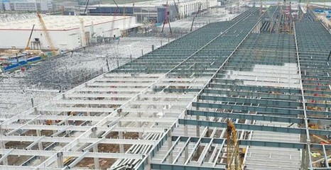 上海臨港特斯拉超級工廠二期工程開始吊裝鋼結(jié)構(gòu)頂棚