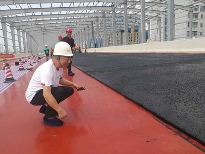 【建設(shè)中心】丁茂瑞總工檢查南坪二期工程二標(biāo)澆筑式瀝青施工相關(guān)工作
