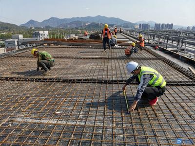 新春走基層 | 留守加班趕工期,把家人接到工地過年